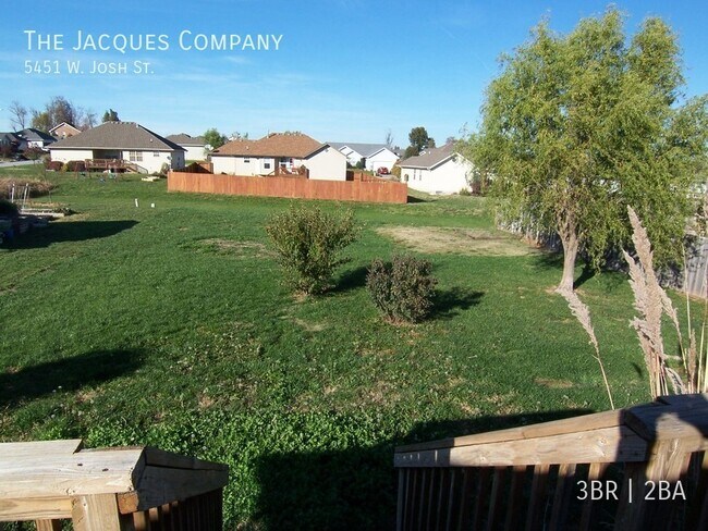 Foto del edificio - Very Nice 3 Bedroom 2 Bath with Large Room...