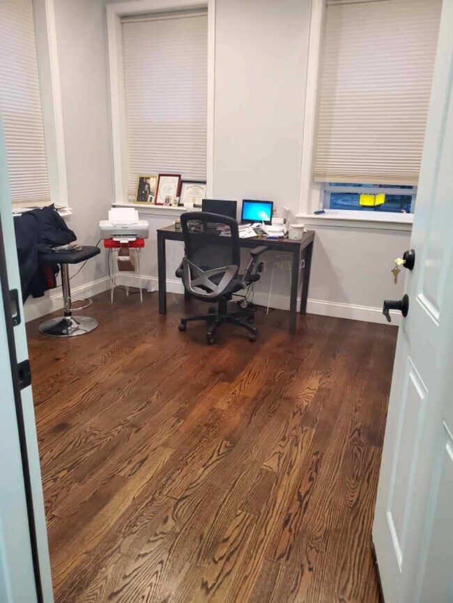 Foto del edificio - 471 Eastern Ave