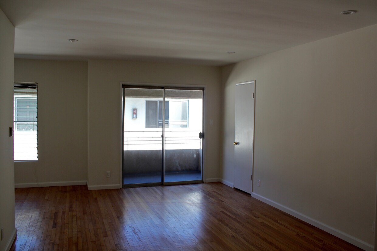 Primary Photo - 3345 Mentone Ave