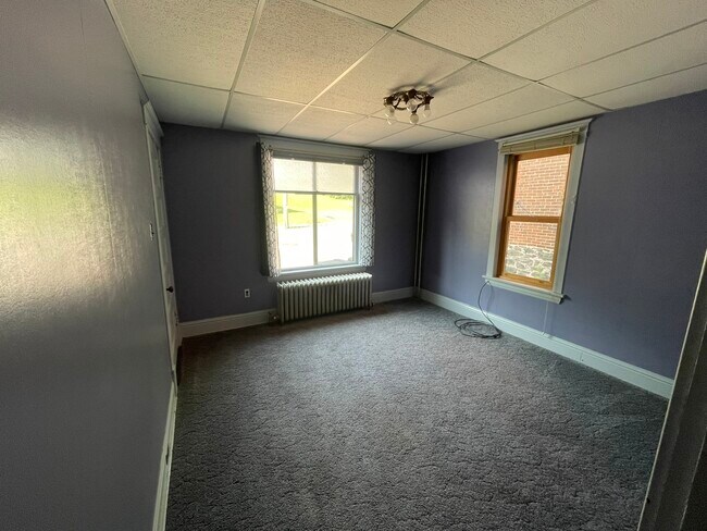 Dormitorio, con vistas a la calle E Franklin. - 216 E Franklin St
