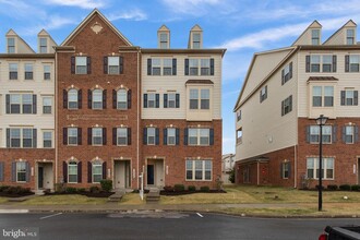 Building Photo - 10008 Beerse St
