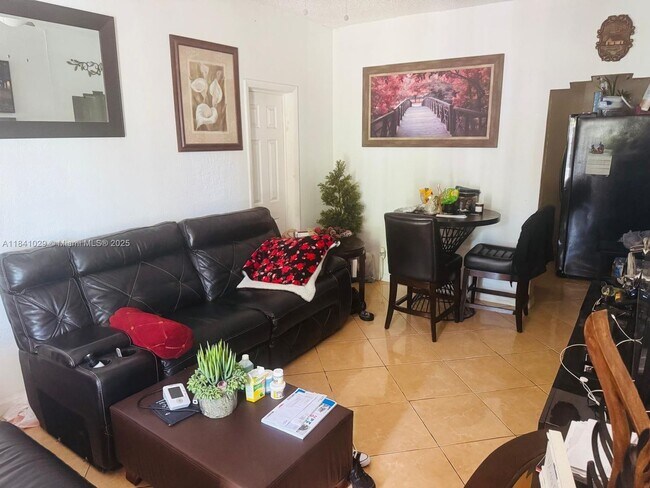 Foto del edificio - 861 NW 112th St