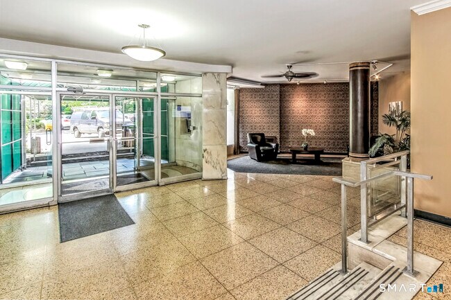 Foto del edificio - 91 Strawberry Hill Ave