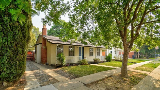 Foto del edificio - Remodeled 2 Bedroom Home with Yard near UC...