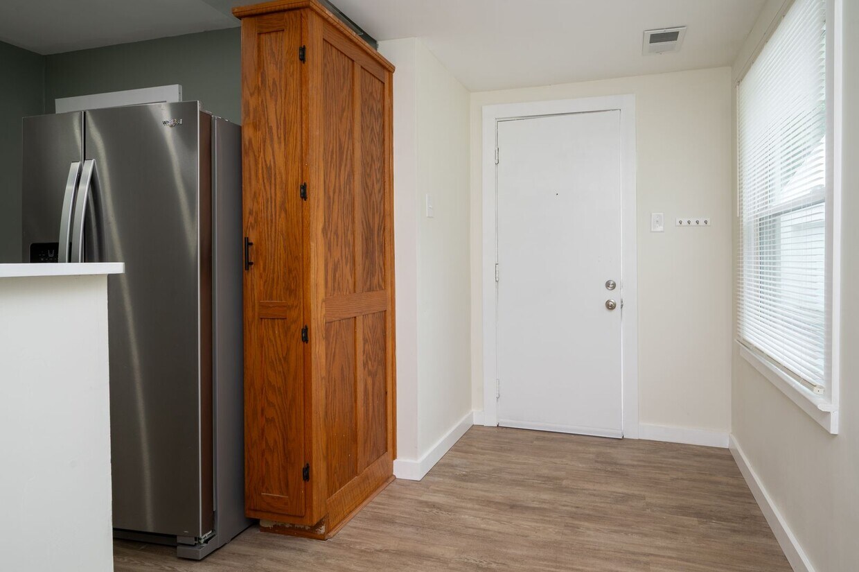 Foto principal - 3 Bed/1 Bath duplex