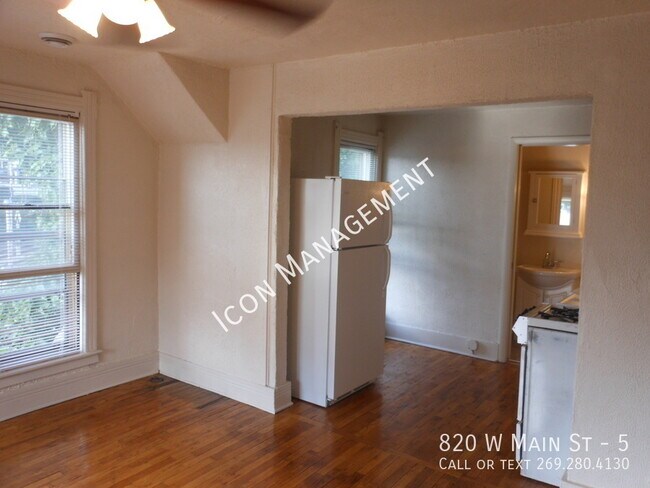 Foto del edificio - 820 W Main St