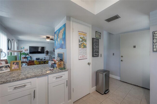 Building Photo - 8812 Bay Pointe Dr