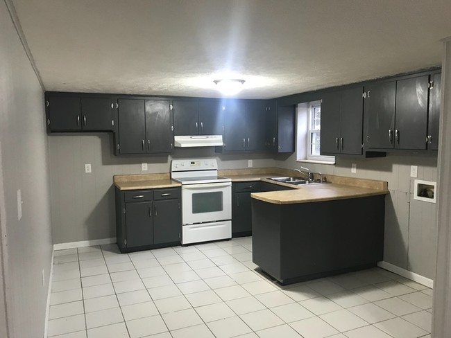 Building Photo - 3 bedroom 1 bath apartment West Morristown