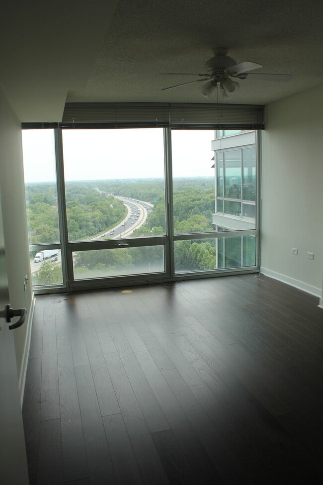 Foto del edificio - 9655 Woods Dr