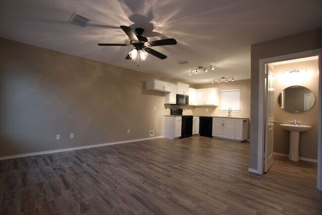 Foto del edificio - Tour Today! 2 Bed 1.5 Bath Townhome! Lindale ISD!