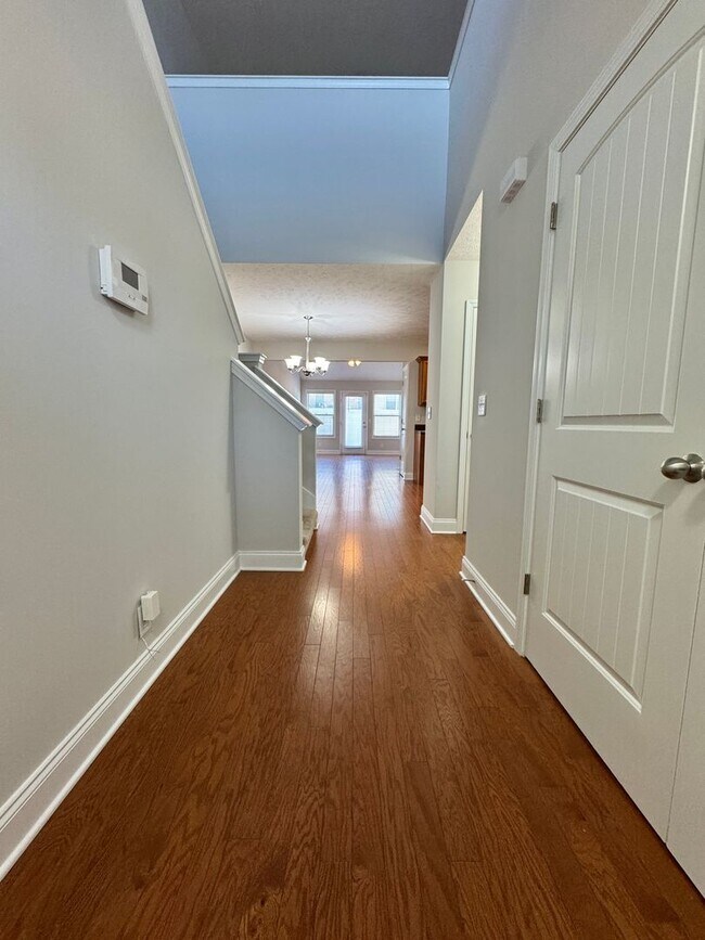 Building Photo - 3 Bed, 2.5 Bath Home w/ 1 Car Garage