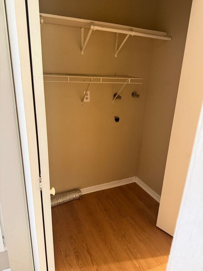 Foto del edificio - 2 Bedroom 1.5 Bath Beautiful Townhome in E...