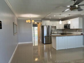 Building Photo - 211 Horizon W