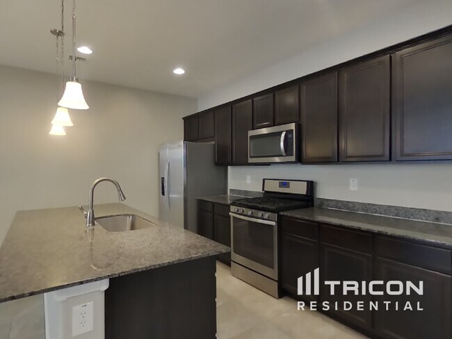 Building Photo - 323 N 56th Pl