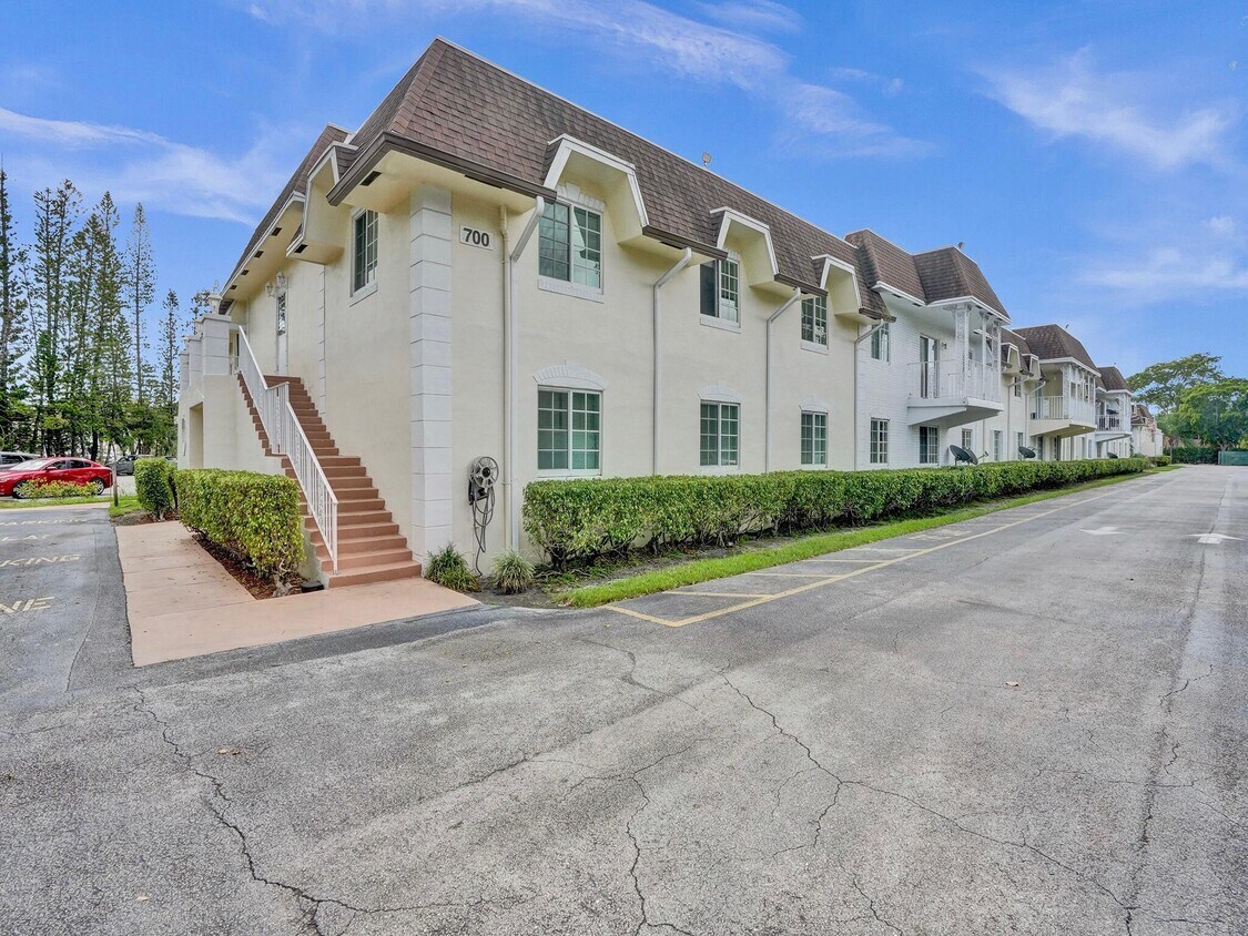 700 SE 2nd Ave Unit 311, Deerfield Beach, FL 33441 Condo for Rent in