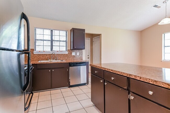 Building Photo - Beautiful Home in Charleston!