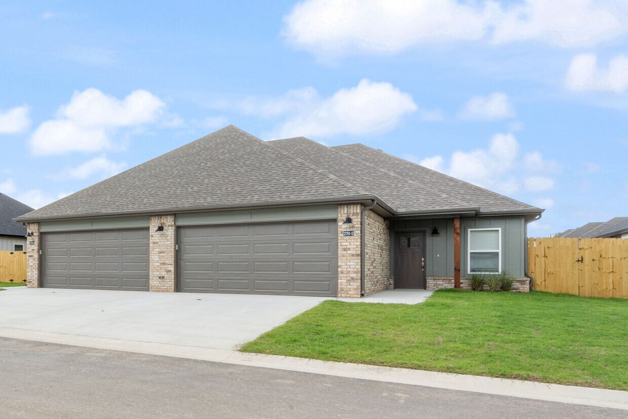 253 N Wild Goose Ave Unit 2, Farmington, AR 72730 Room for Rent in