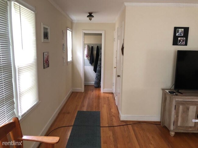 Foto del edificio - 2 br, 1 bath Apartment - 2314 Wycliffe Ave SW