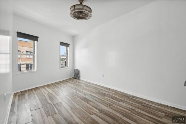 Foto del edificio - 3 bedroom in Brooklyn NY 11238