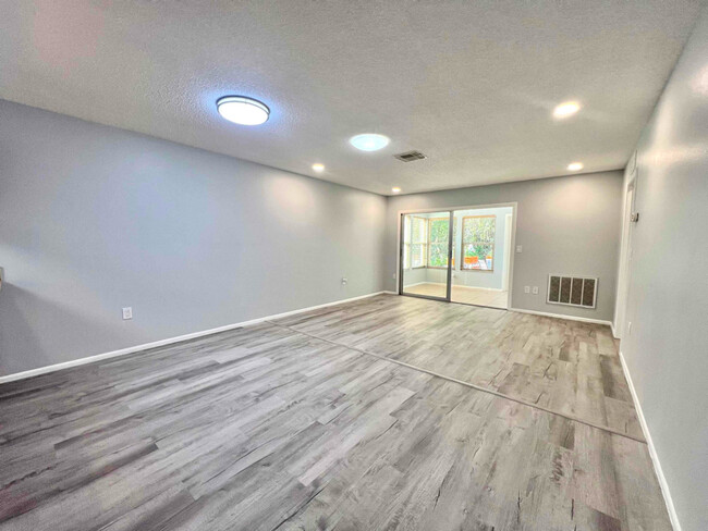 Building Photo - 2140 Corbin Pl