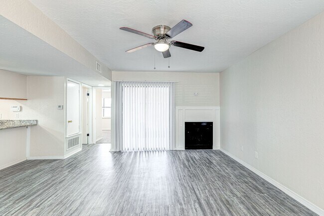 Building Photo - Renovated 2 Bed 2Bath Apartment