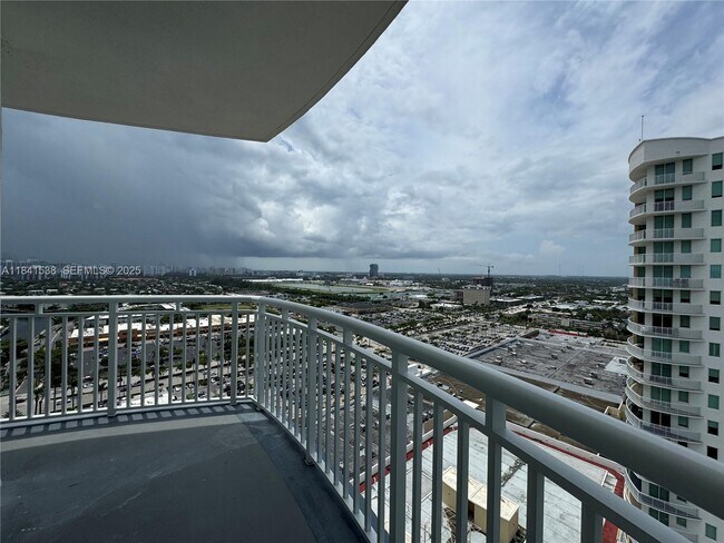 Foto del edificio - 1755 E Hallandale Beach Blvd