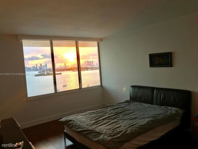 Building Photo - 1 br, 1.5 bath Condo - 1200 West Ave Apt PH6