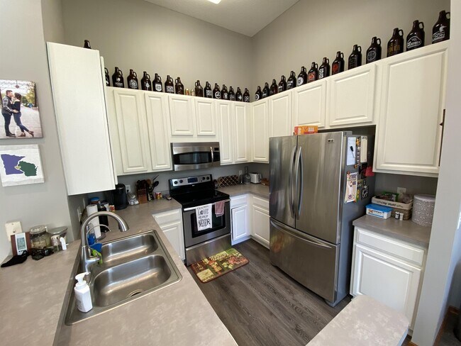 Foto del edificio - 472 Wilderness Dr