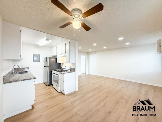 Foto del edificio - 6612 Sylmar Ave