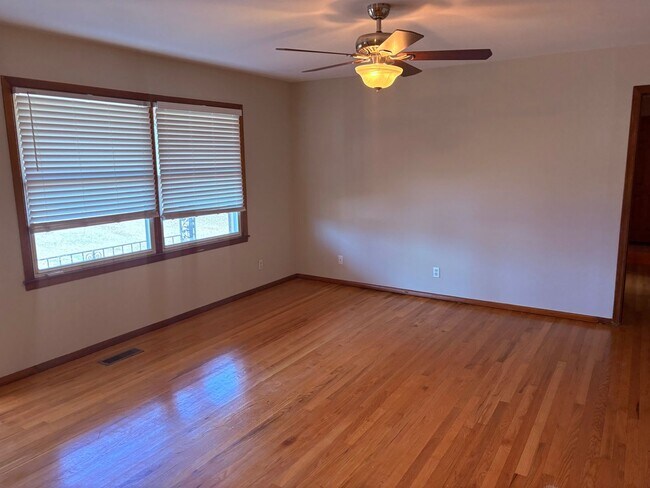 Foto del edificio - Cozy 4BR One Level Home with Extra Storage and Covered Deck in Knoxville