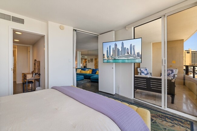 Building Photo - 4267 Marina City Dr