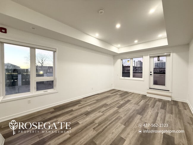 Photo du bâtiment - Bright Corner-Unit Townhouse with 3 Bedrooms & Private Outdoor Spaces in Scarborough