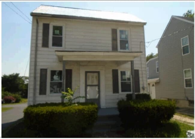 Building Photo - 336 Main St