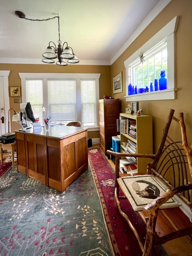 Building Photo - Cute, Well-cared for Furnished Craftsman S...