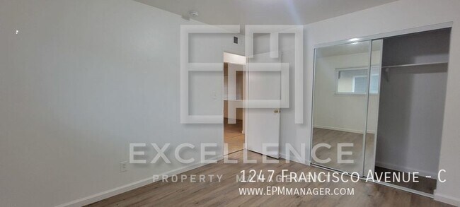 Building Photo - Upper 2/1 in 4plex, Private 1 Car Garage