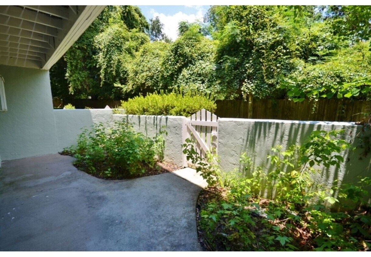 Foto principal - 2 Bd/2.5 Ba near UF- 1247 sq/ft Home for rent
