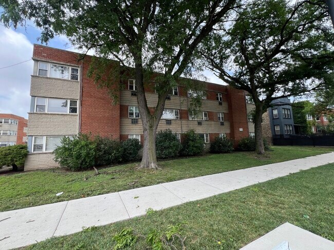 Foto del edificio - 2400 W Balmoral Ave