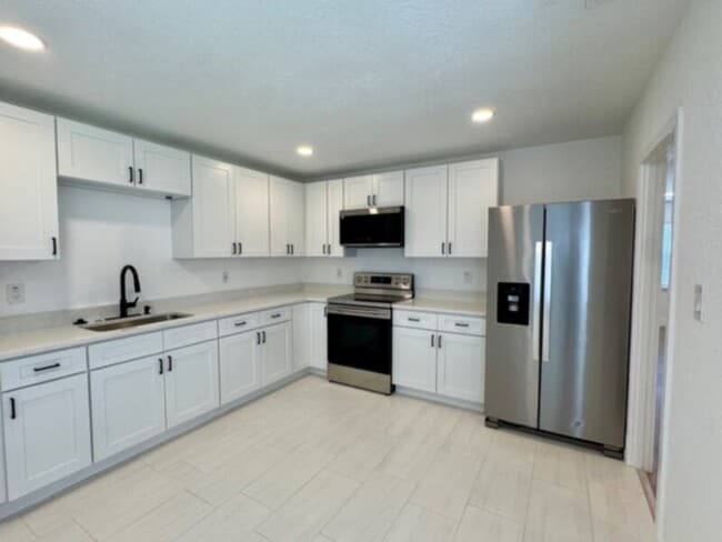 Building Photo - Completely Renovated 3 Bedroom Triplex wit...