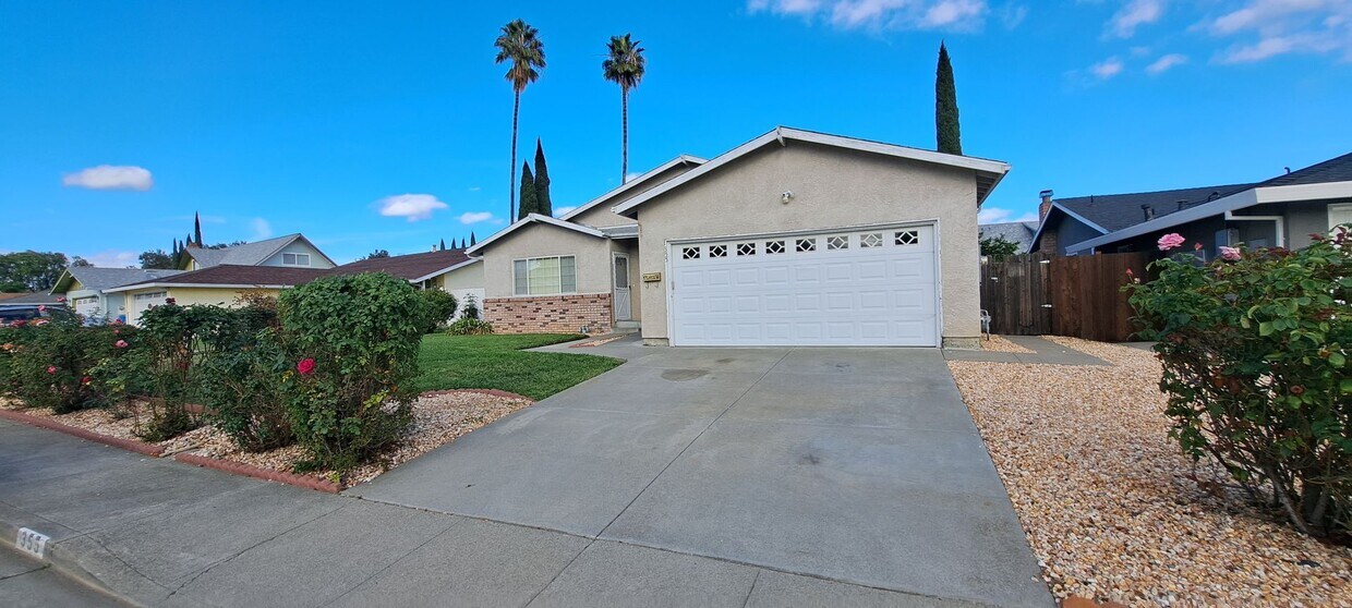Foto principal - Wow this Charmer has 4 Bedrooms with 2 Pri...