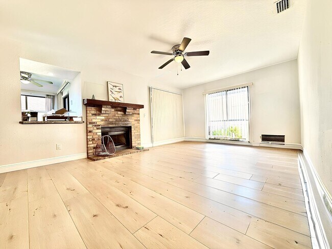 Foto del edificio - Moss Pointe 3Bedrooms/2.5Bath-home with great room fireplace!