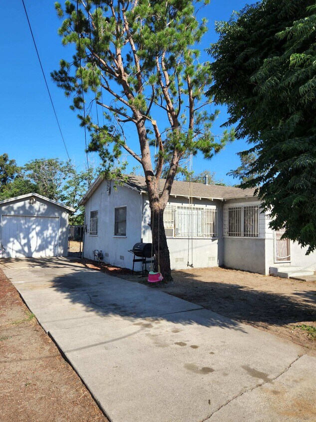 Foto principal - 16168 Arrow Blvd