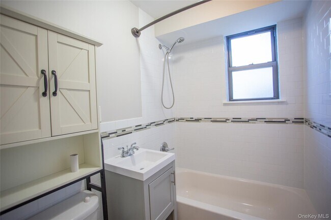 Foto del edificio - 65 W Broadway