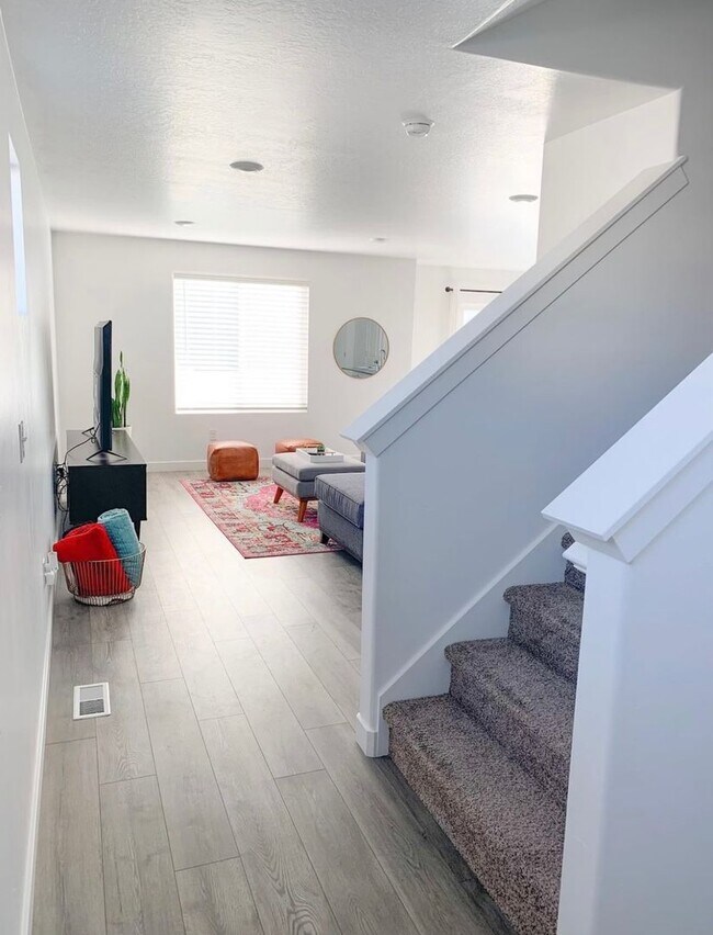 Building Photo - Gorgeous Row End Townhome!