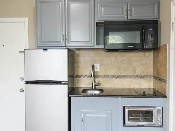 Building Photo - 920 S St Bernard St