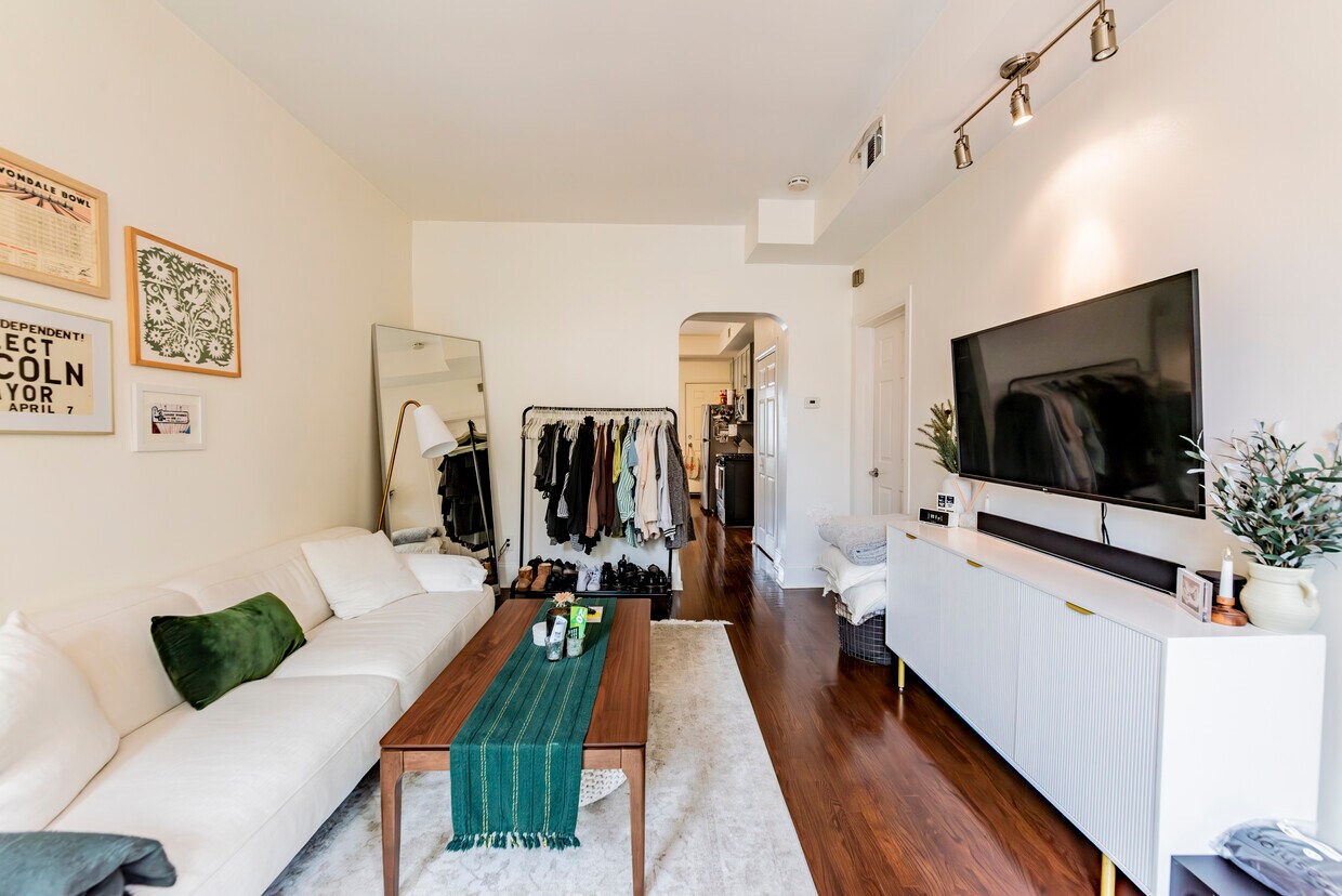 Foto principal - 2251 W Melrose St
