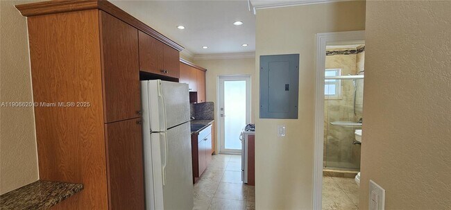 Foto del edificio - 8035 Byron Ave