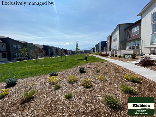 Building Photo - Nice townhome perfect for entertaining! Av...
