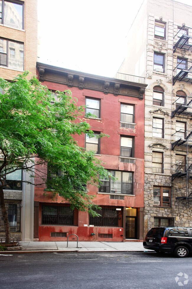 Building Photo - 231 W 26th St