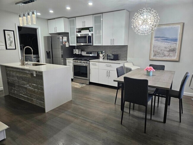 Foto del edificio - 5606 Burk Ave