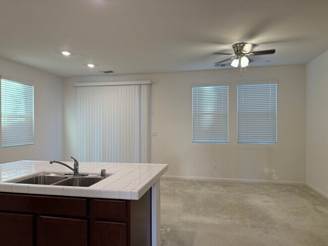 Foto del edificio - Beautiful Natomas 3 Bed / 2 Bath!